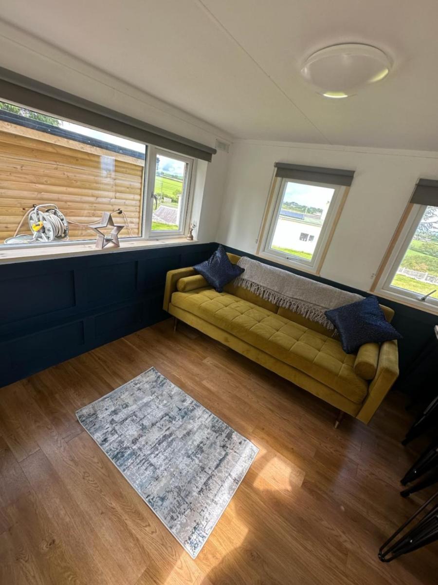 Tracey'S Hideaway - With Hot Tub & Amazing Views Hotel Llanasa Eksteriør billede