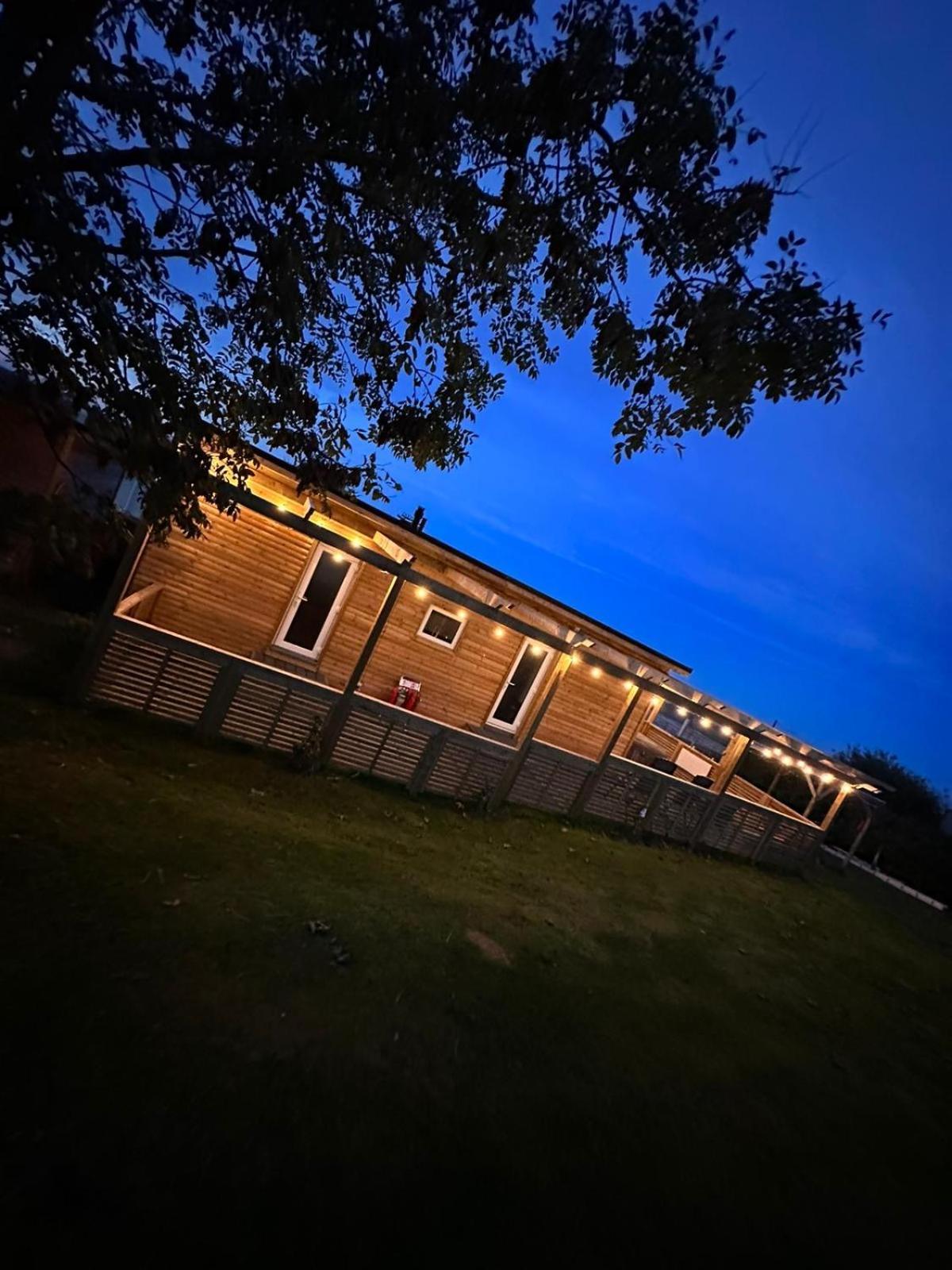 Tracey'S Hideaway - With Hot Tub & Amazing Views Hotel Llanasa Eksteriør billede
